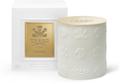 Ljus i crèmefärg med präglade mönster och en guldkopp som visar ett emblem och varumärket 'Creed'.