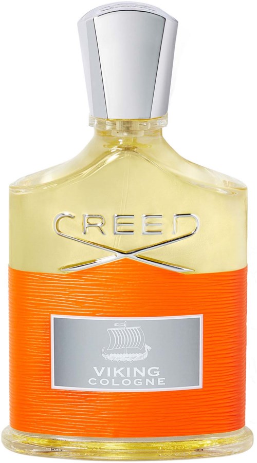 En parfymflaska med vit kork, gul vätska och orange etikett med texten Viking Cologne. Varumärket Creed står på flaskan.