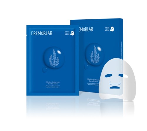 Två blå förpackningar märkta 'CREMORLAB' visar en ansiktsmask och ett löv, med en mask framför boxarna.