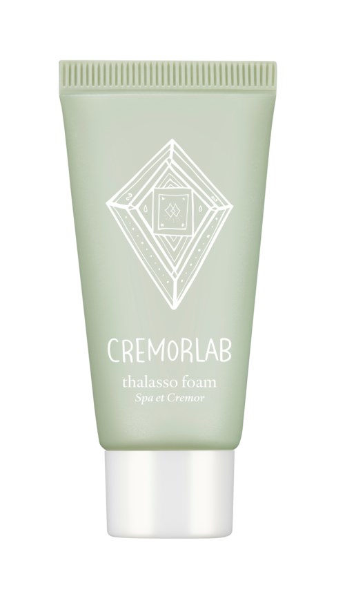 En ljusgrön tub som heter 'Cremorlab Thalasso Foam' med geometrisk design, används för hudvård eller rengöring.