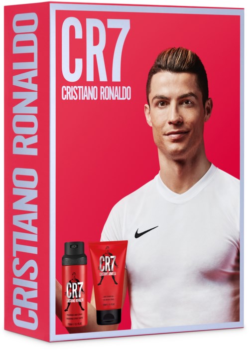 Cristiano Ronaldo mainostaa CRM7-tuotetta punaisella ja valkoisella markkinointinäytöllä.