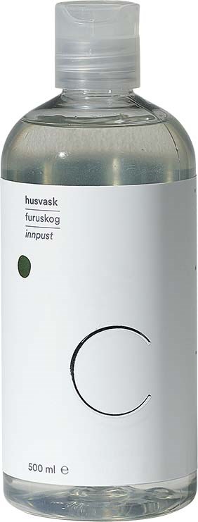 läpinäkyvä muovipullo, jossa on valkoinen etiketti ja musta kaareva viiva.