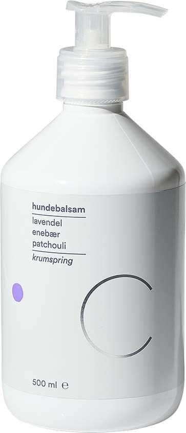 Valkoinen purkki pumppupullolla, merkitty suomeksi koiranbalmiksi kamomillituoksulla, sisältää 500 ml.