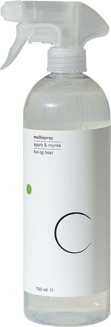 Spray-pullo, jossa valkoinen etiketti ja suihku-aukko, sisältää puhdistusliuosta, jossa on heinää ja minttua.