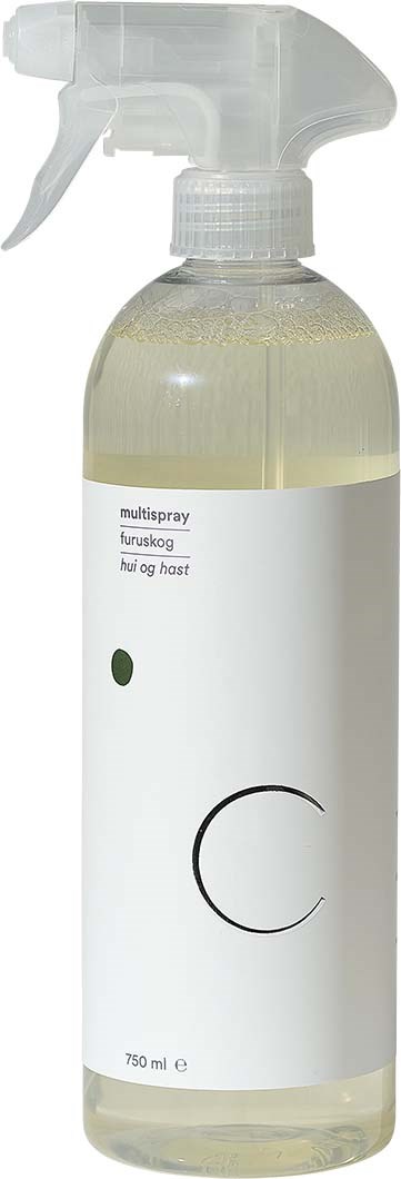 Spray-pullo, jossa on valkoinen etiketti ja läpinäkyvä neste. Etiketissä on teksti ja suuri kirjaimen 'C'.