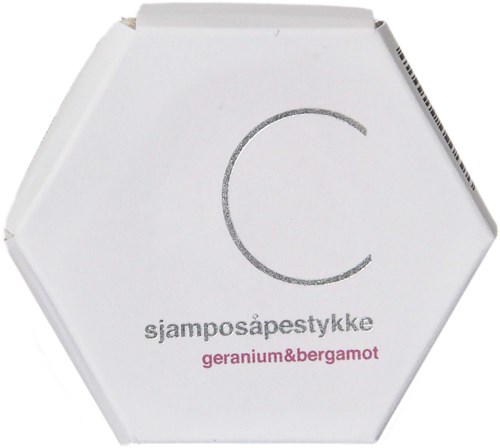 Zeshoekige verpakking met grote letter C, Noorse tekst en een roze notitie over geranium en bergamot.