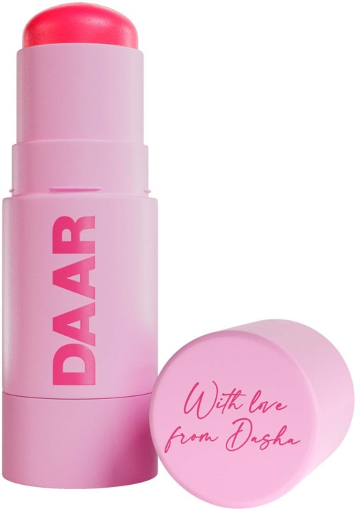 Een roze lippenstift met de tekst 'DAR' en een deksel dat zegt 'With love from Dasha' in handgeschreven stijl.