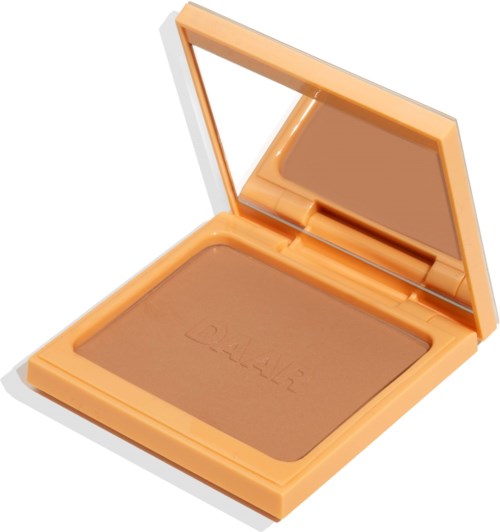 Een compacte, oranje make-up poederdoos met een spiegel en lichtbruin poeder.