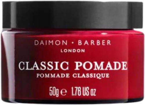Rød beholder med klassisk hårpomade fra Daimon Barber, London. Indeholder 50 g. Teksten er på engelsk og fransk.