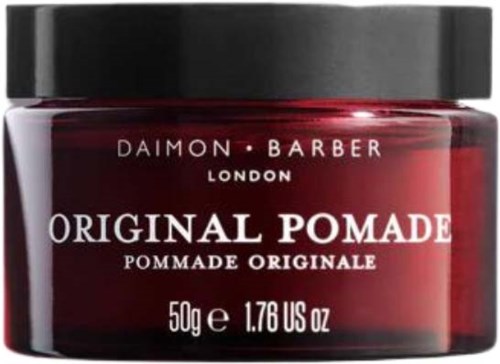 En rød krukke med originalpomade, svart lokk, merket 'Daimon Barber London', 50g, for hårstyling.