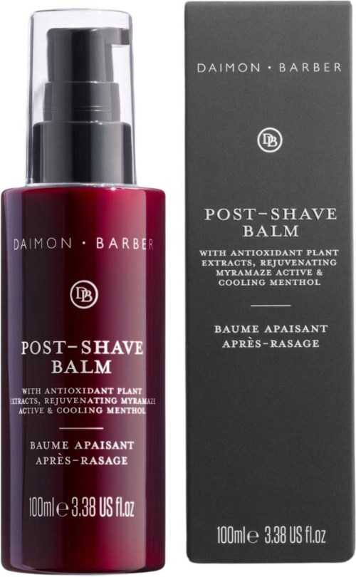 En rød flaske av aftershave-balm ved siden av en mørk grå boks, begge merket med merke og produktdetaljer.