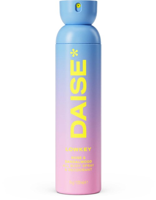 En pastelfarvet flaske med blå låg, mærket Daisy Lowkey Rose og Sandalwood body spray og deodorant.