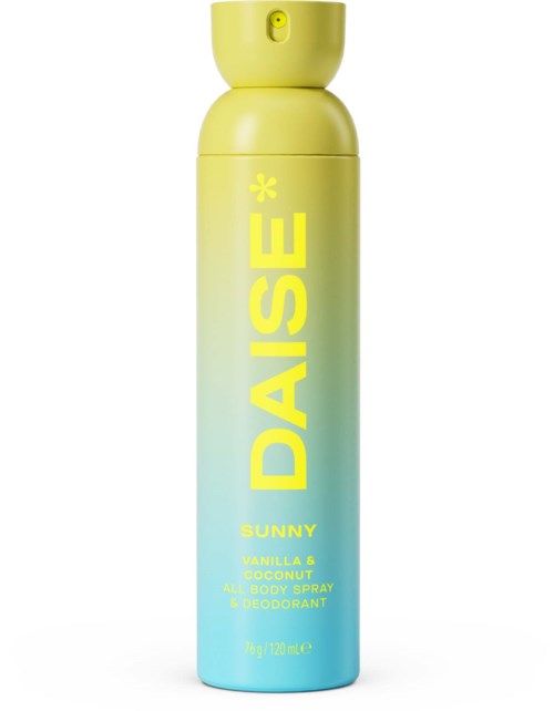 En lang, cylindrisk body spray med gult låg og blå-gul gradient, med teksten DAISE SUNNY.