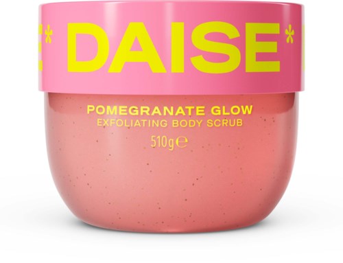 Pink beholder med Daisy Pomegranate Glow skrub til kroppen, med pink låg og gul tekst.