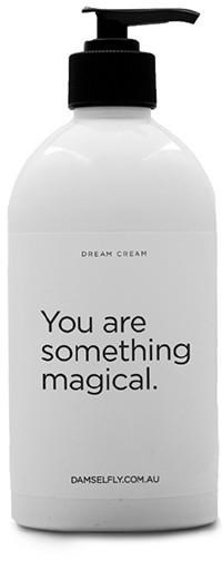En vit pumpflaska märkt 'Dream Cream' med meddelandet: 'Du är något magiskt.'