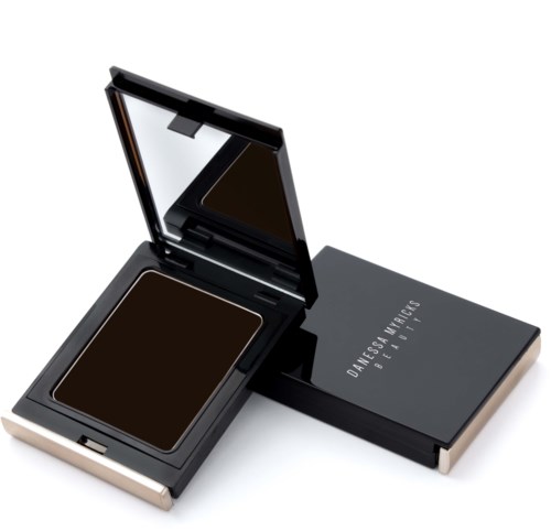 En svart kompaktdommer som er åpen med en speil, viser mørk presset pudder. Den er merket 'DIAMESS BEAUTY COSMETICS'.