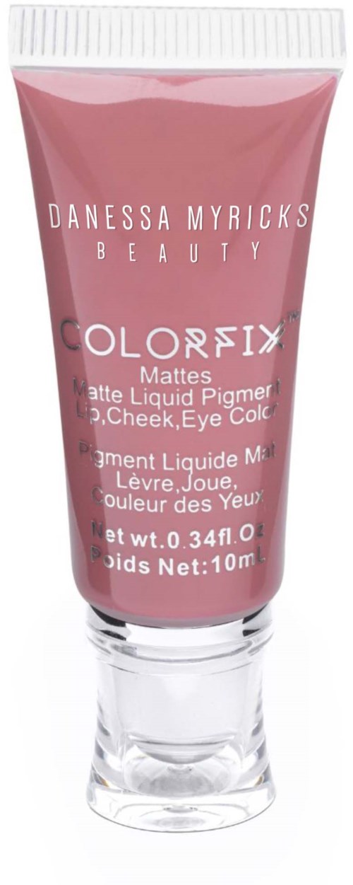 Pinkki meikkutuppe, jonka etiketissä lukee 'Danessa Myricks Beauty Colorfix Mattes' huulille, poskille ja silmille.