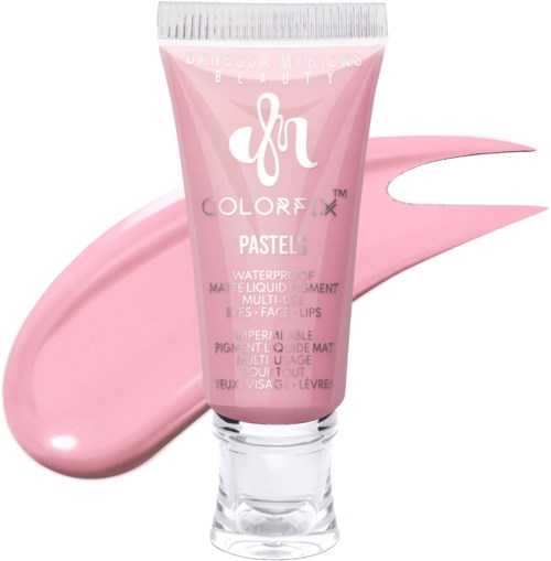 Pink tube med sminke krem, etiketten sier 'Color Fix Pastel' for ansiktet og leppene, med rosa prøve bak.