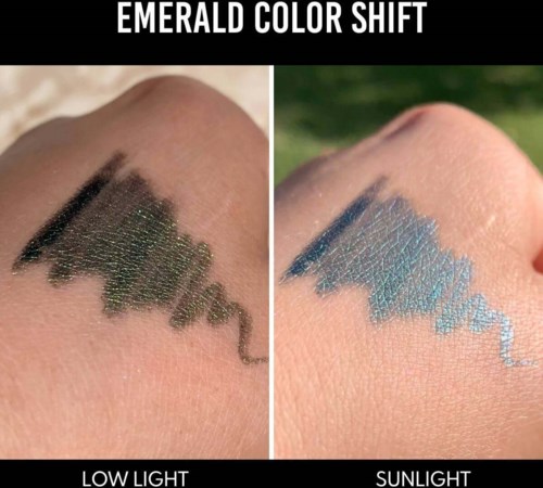 Swatches viser grøn og blå øjenskygge under svagt lys og sollys. Farverne skifter fra grønt til blåt.