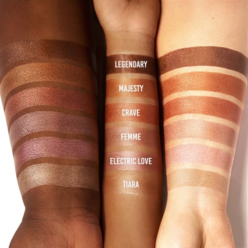 Swatches av flera ögonskuggor i olika nyanser märkta med namn som 'Legendary' och 'Electric Love' på olika hudtoner.