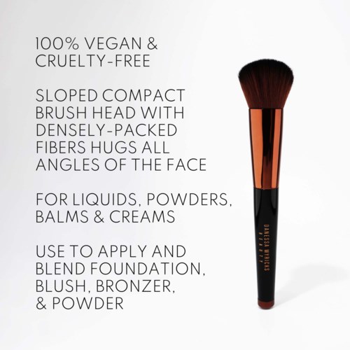 Tekst beschrijft een make-up kwast en zijn gebruik, benadrukt dat hij veganistisch en cruelty-free is, voor vloeistoffen, poeders en crèmes.