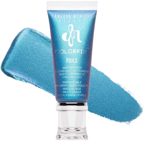 Blå tube med vandtæt flydende glitterpigment til øjne, ansigt, læber og alsidig makeup med en swatch på hvid baggrund.