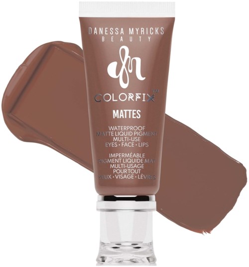 Danessa Myricks Beauty vandtæt mat flydende pigment til øjne, ansigt og læber i en brun nuance.