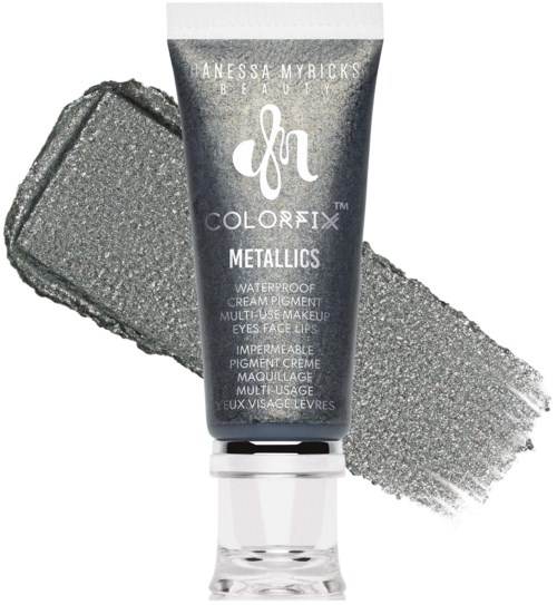En tube med metallic vandtæt cremepigment fra Anastasia Beverly Hills med en sølvfarvet prøve bag.