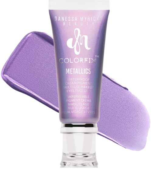 Lilla tube med Danessa Myricks Beauty Colorfix Metals vandtæt krempigment til øjne og ansigt.