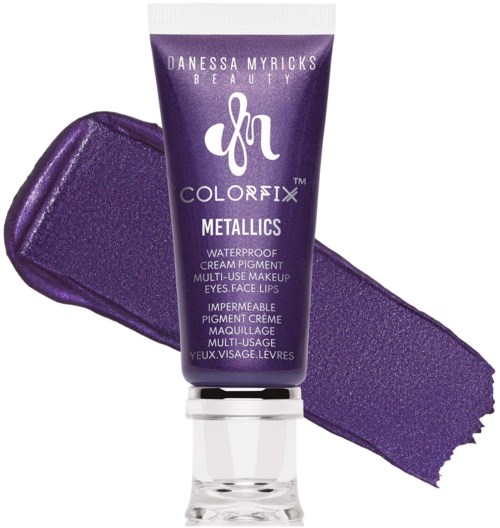 Lilla tube med Danessa Myricks Beauty Colorfix Metallics vandtæt flerbrugs makeup til øjne, ansigt og læber med en lilla farveprøve.