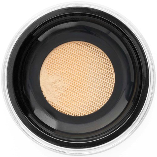 Crèmeachtige foundation in een compacte met een beige sponsapplicator zichtbaar binnen.
