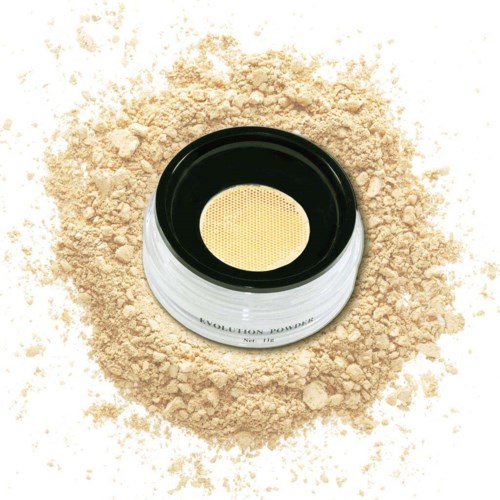 Een compacte poeder met een beige spons erin, op een bedje van losbeige poeder.