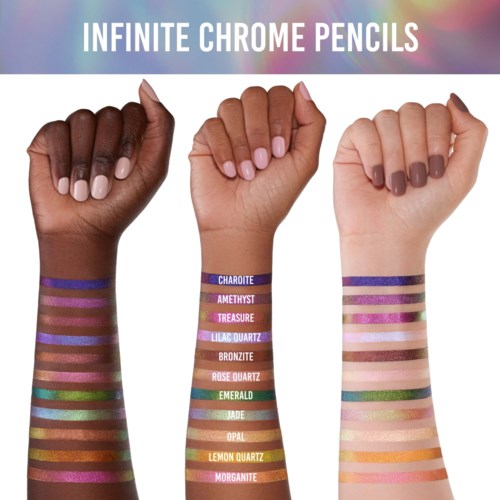 Drei Hände mit bunten Arm-Tattoos und passenden Nagellack zeigen verschiedene Chrome-Bleistifte.
