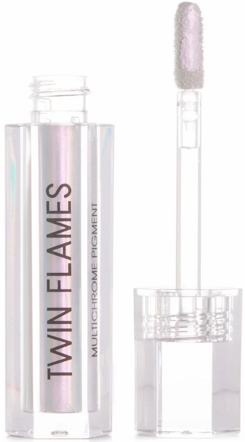 Leppeglansbeholder og applikator med skinnende, iriserende overflate og lilla gloss inne.