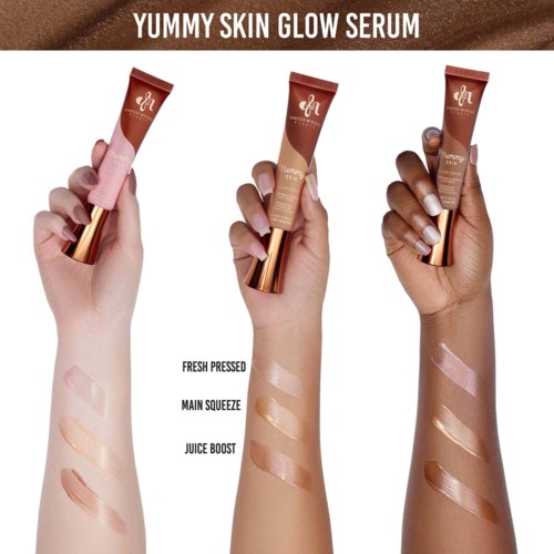 Trzy ręce pokazują różne odcienie skóry trzymając tubki serum Yummy Skin Glow, z próbkami odcieni pod każdą ręką.