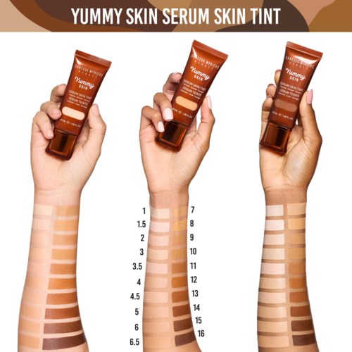 Tre händer håller Yummy Skin Serum Skin Tint-tuber som visar olika nyanser på armar för jämförelse.