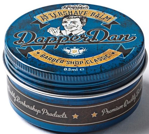 Blå rund burk med en vintageansikte ikon, text om aftershave-balm, och dekorativa band och stjärnor.