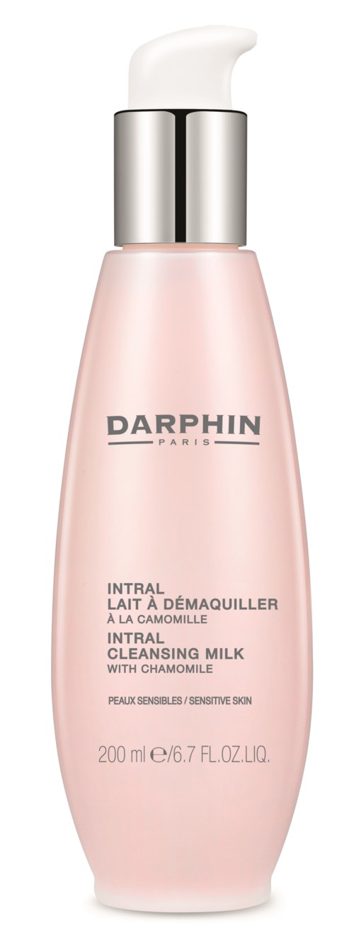 En rosa flaska med pump, märkt Darphin, innehållande rengöringsmjölk med kamomill för känslig hud.