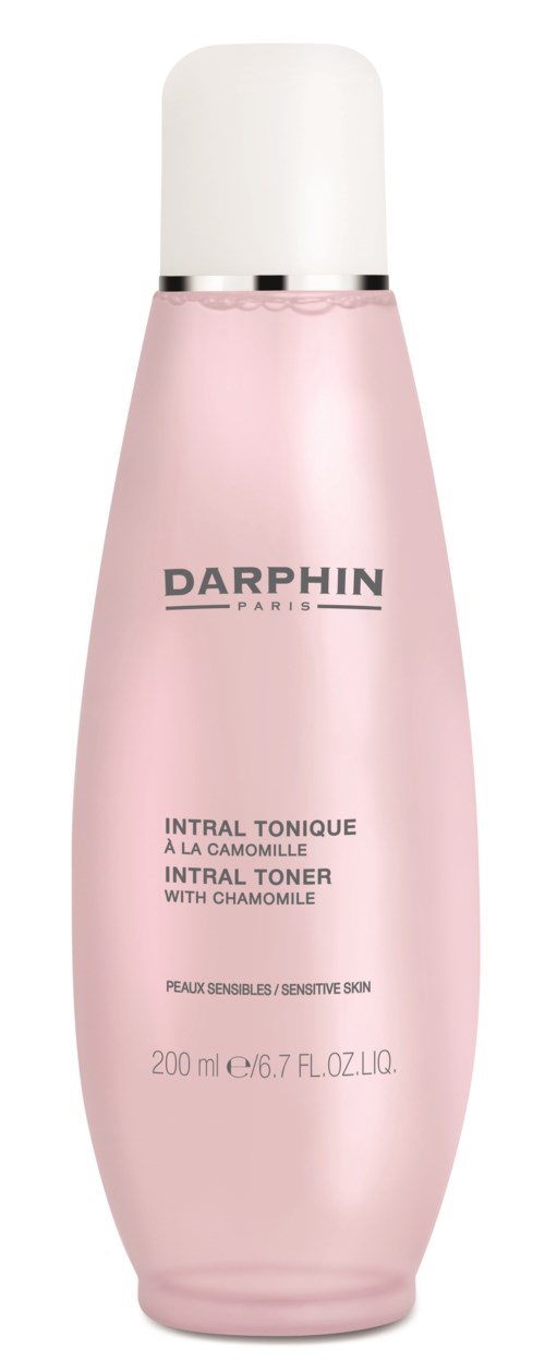 En rosa flaska från Darphin Intral Tonique med vit lock, märkt för känslig hud och innehåller kamomill.