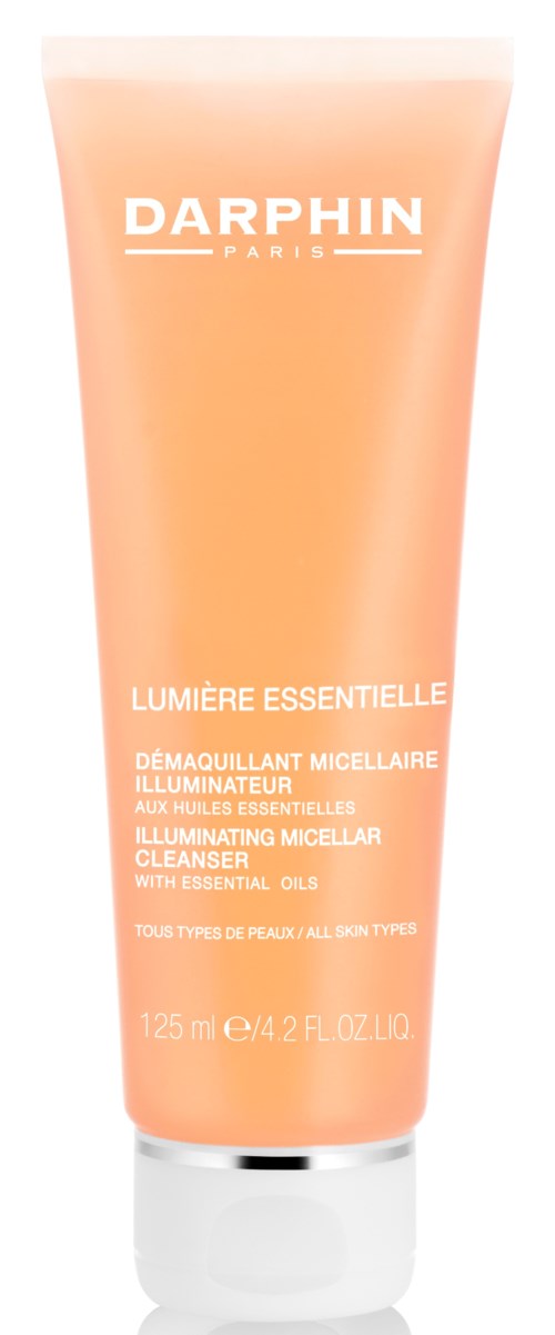 En persikfärgad tub med Darphin Lumière Essentielle micellärrengöring med vit text och ett silverlock.