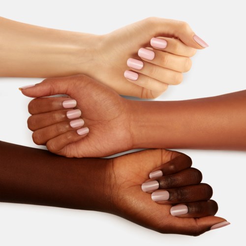 Drie handen met verschillende huidskleuren houden elkaar in een cirkel vast, symbool voor eenheid en diversiteit.