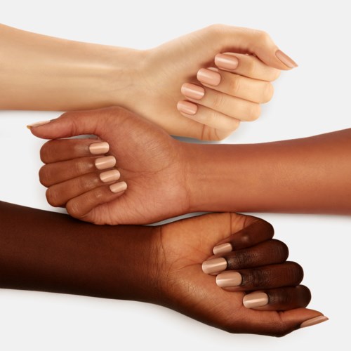 Drie handen in verschillende huidskleuren houden elkaar vast, wat eenheid en diversiteit toont.