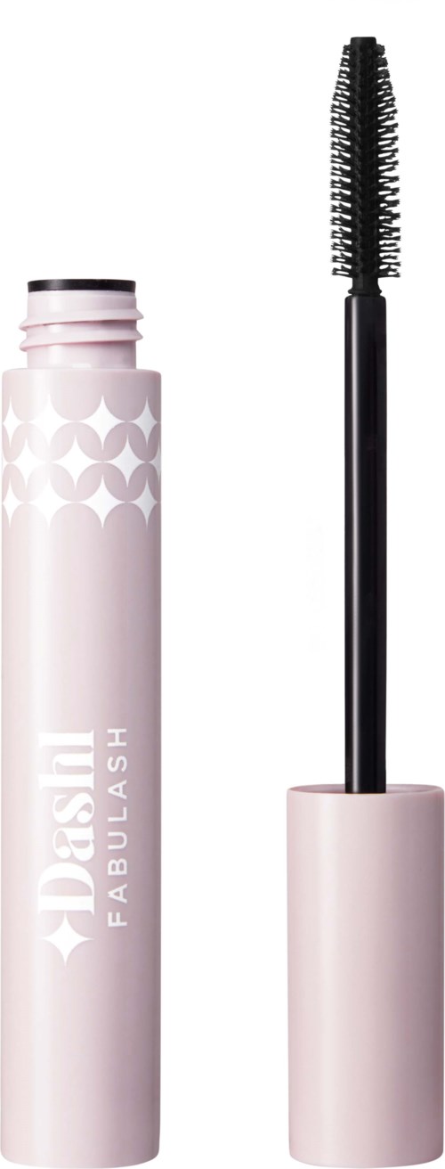 En mascara-emballasje med børste vist separat. Emballasjen er rosa med hvitt design, børsten er bøyd.