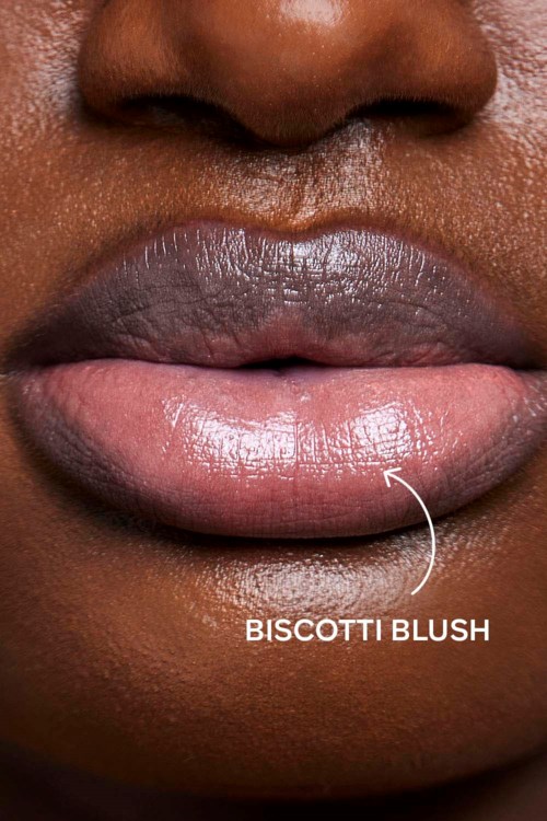 Close-up van lippen met een lichte blush genaamd Biscotti Blush op de onderlip.