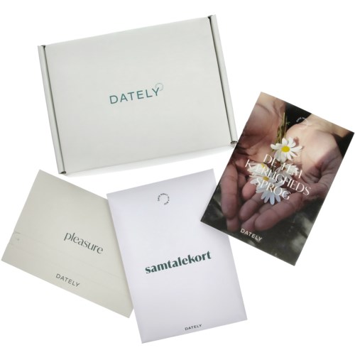 En vit låda med ordet Dately, och tre kort med orden: pleasure, talk card och en blomma.
