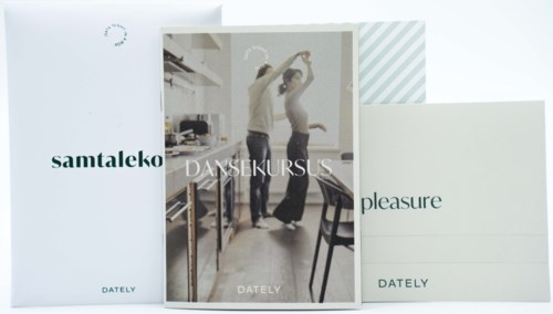 Bokomslag med dansetema, ordene 'samtaleko', 'DANSKURS' og 'pleasure' synlige.