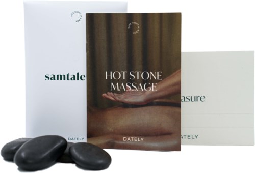 En brosjyre med tittelen "Hot Stone Massage" og steiner foran.