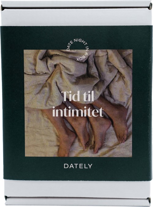En kalender med et bilde av to føtter og sengetøy, som reklamerer for et arrangement kalt 'Date Night in a Box.'