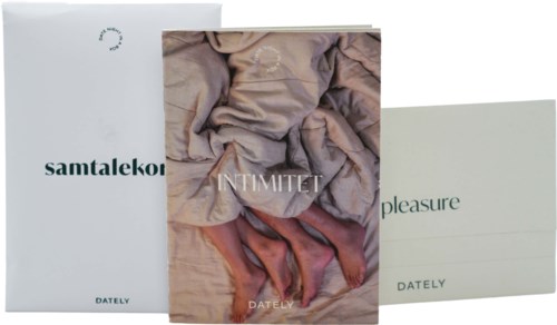Tre bøker eller blader stablet med forskjellige titler, noen ord synlige, inkludert 'pleasure' og 'intiMitET'