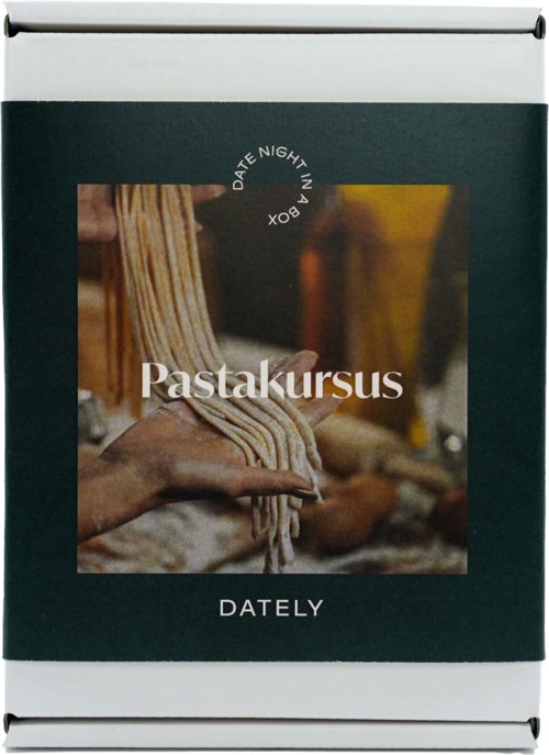 En kalender med foto av någon som tillagar nudlar, märkt "Pastakursus" och "Dately".